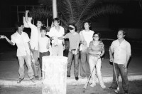 Image of sheet 19840380 photo 2: Jaime Wheelock spricht. Er ist sandinistischer Kommandant , Landwirtschaftsminister Agrarreformminister Junge SandistInnen organisiert im CDS malen die Gehsteige weiss an für das Fest des 19. Juli. Managua 1984
