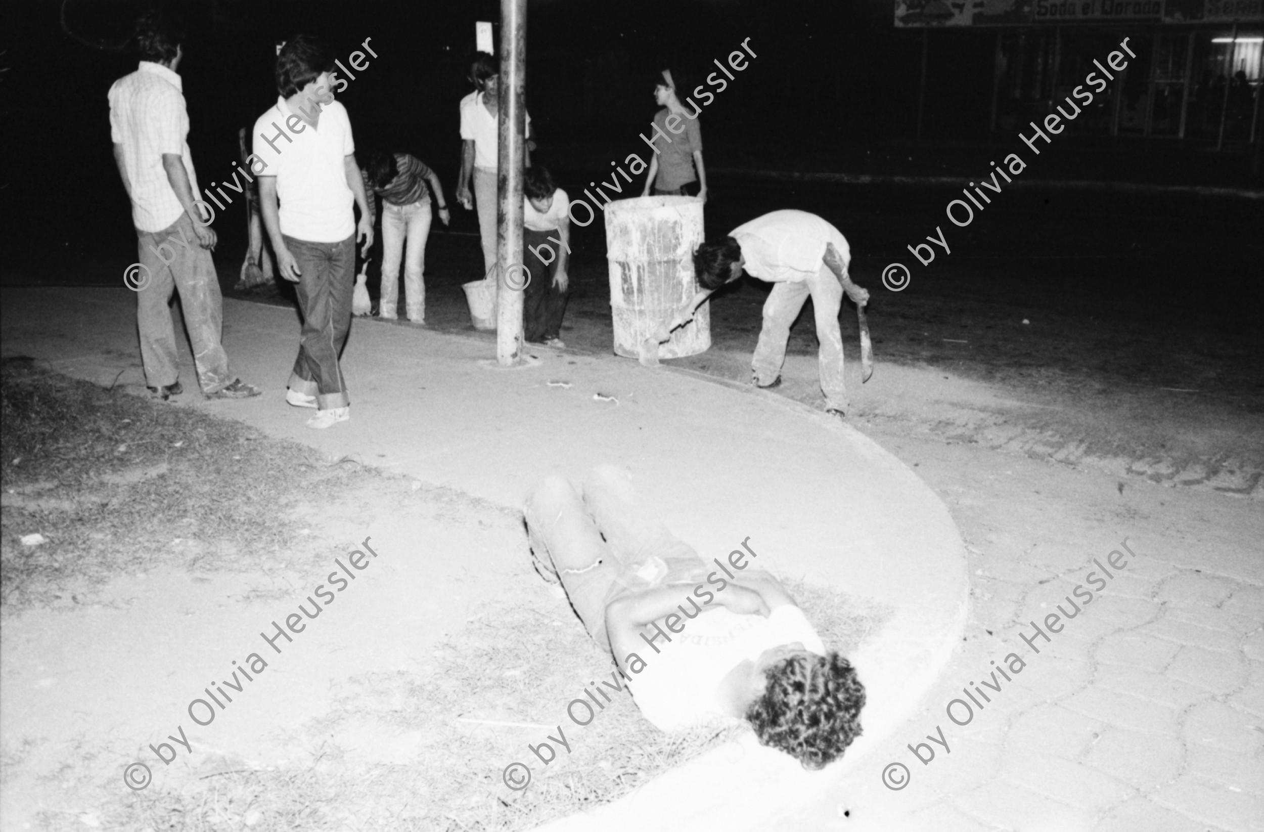 Image of sheet 19840380 photo 99: Jaime Wheelock spricht. Er ist sandinistischer Kommandant , Landwirtschaftsminister Agrarreformminister Junge SandistInnen organisiert im CDS malen die Gehsteige weiss an für das Fest des 19. Juli. Managua 1984