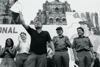Image of sheet 19840390 photo 22: Ein Bauer erhält von Präsident Daniel Ortega und Landwirtschaftsminister Jaime Wheelock (4. u. 5. v. l.) einen Landtitel. León, 1984

Der sandinistische FSLN Landwirtschaftsminister Cmdte. Komandant Jaime Wheelock verteilt landverteilung den Bauern Landtitel. Entrega de Tierra. Komandant Daniel Ortega. 1984 Nicaragua Léon
Sandinist Sandinismus √
 

Out of: The dream of Solentiname / El sueño de Solentiname page 59