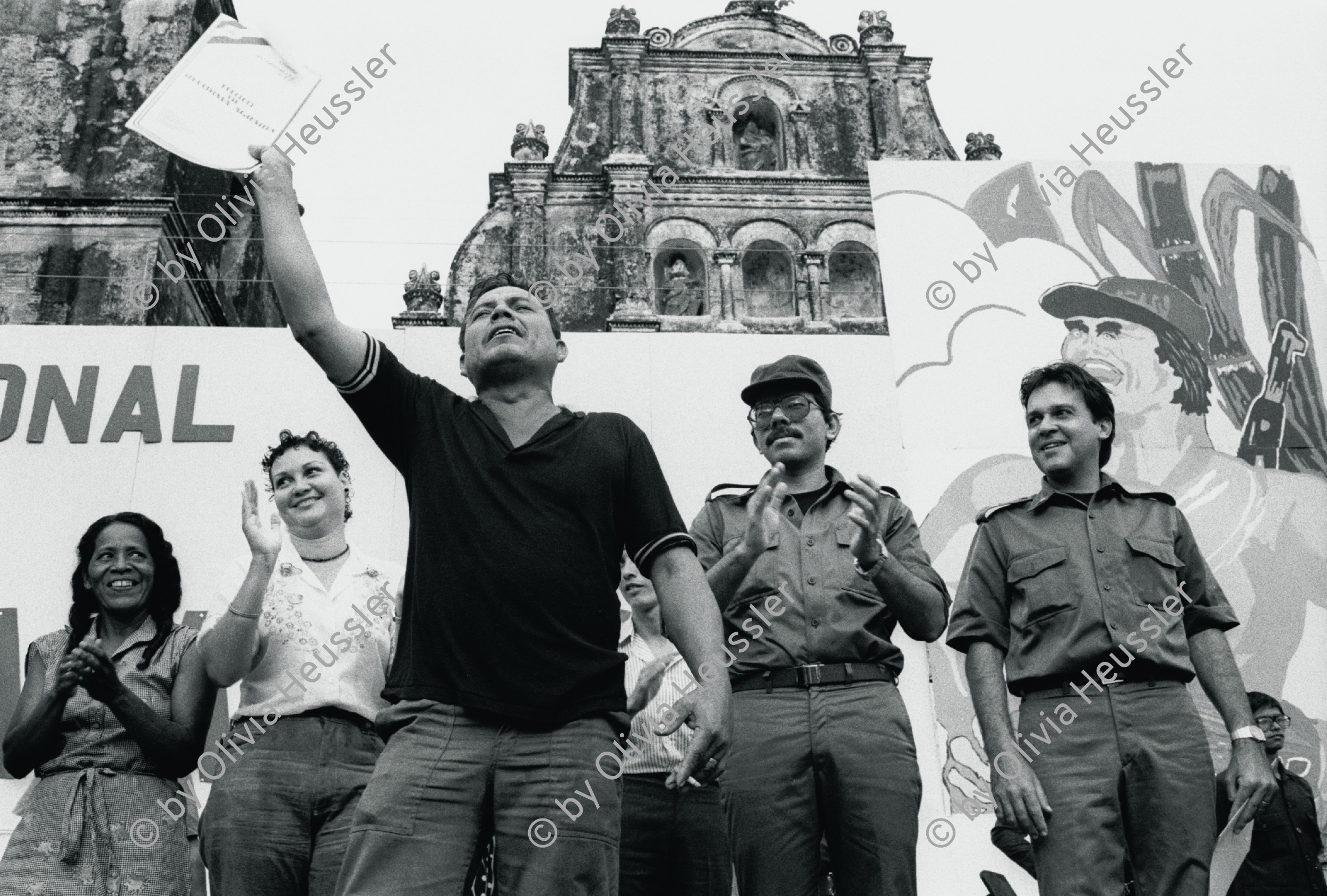 Image of sheet 19840390 photo 22: Ein Bauer erhält von Präsident Daniel Ortega und Landwirtschaftsminister Jaime Wheelock (4. u. 5. v. l.) einen Landtitel. León, 1984

Der sandinistische FSLN Landwirtschaftsminister Cmdte. Komandant Jaime Wheelock verteilt landverteilung den Bauern Landtitel. Entrega de Tierra. Komandant Daniel Ortega. 1984 Nicaragua Léon
Sandinist Sandinismus √
 

Out of: The dream of Solentiname / El sueño de Solentiname page 59