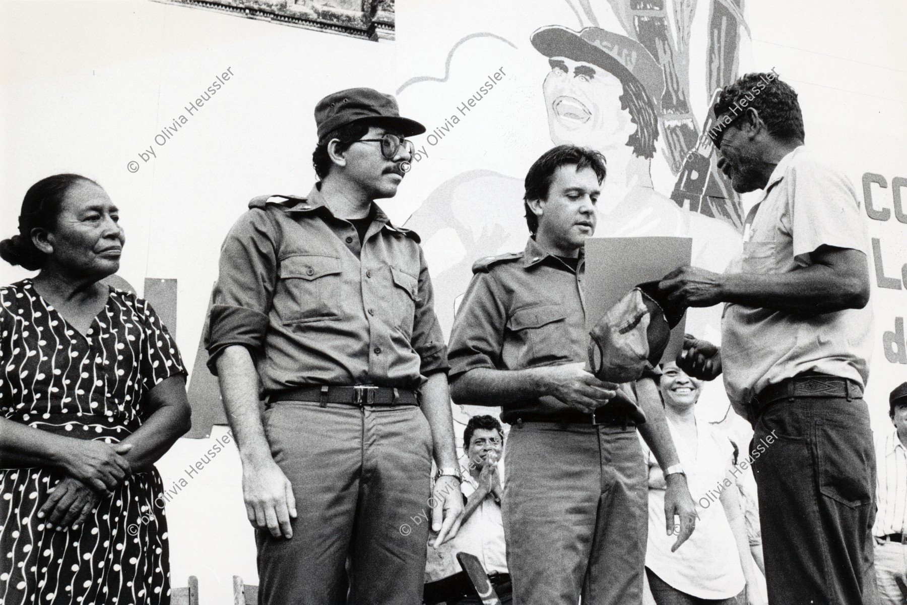 Image of sheet 19840390 photo 23: Der sandinistische FSLN Landwirtschaftsminister Cmdte. Komandant Jaime Wheelock (re) Daniel Ortega (li) verteilt den Bauern Landtitel. Entrega de Tierra. Nicaragua Léon 1984
Sandinist Sandinismus √e