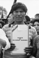 Image of sheet 19840390 photo 29: Der sandinistische FSLN Landwirtschaftsminister Cmdte. Komandant Jaime Wheelock verteilt den Bauern Landtitel. Entrega de Tierra, 1984 Nicaragua Léon.