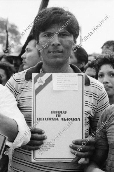 Image of sheet 19840390 photo 29: Der sandinistische FSLN Landwirtschaftsminister Cmdte. Komandant Jaime Wheelock verteilt den Bauern Landtitel. Entrega de Tierra, 1984 Nicaragua Léon.