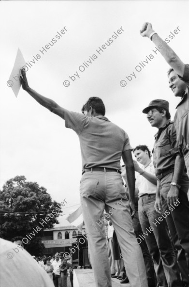 Image of sheet 19840390 photo 9: Der sandinistische FSLN Landwirtschaftsminister Cmdte. Komandant Jaime Wheelock verteilt den Bauern Landtitel. Entrega de Tierra. Mutter eines Gefallenen. Eingehüllt in Militärplane. Gladys Baez verteilt den Bauern Landtitel  Cmdte. Komandant Daniel Ortega. 1984 Nicaragua Léon
Sandinist Sandinismus