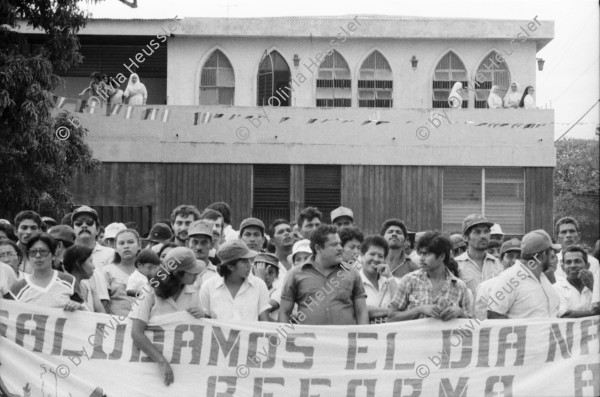 Image of sheet 19840400 photo 16: Der nicaraguanische Kulturminister und Jesuit Ernesto Cardenal, ist auch bekannter Schriftsteller. Daniel Ortega Jaime Wheelock in einer Veranstaltung in Leon Nicaragua 1984
Bäuerinnen und Arbeiterinnen. fest Nonnen auf Balkon beobachten. gruppenbild Kommandanten Gladys Baez.