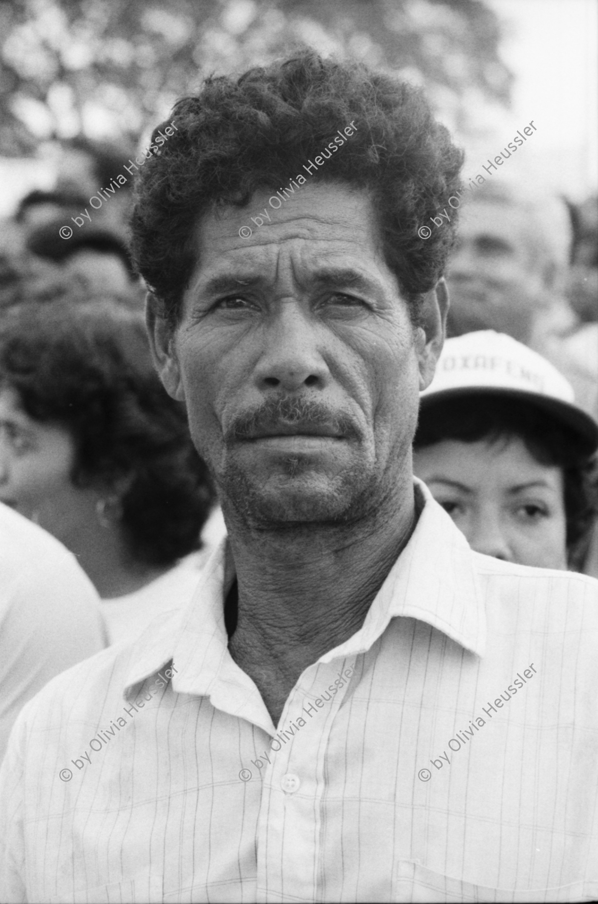 Image of sheet 19840400 photo 14: Der nicaraguanische Kulturminister und Jesuit Ernesto Cardenal, ist auch bekannter Schriftsteller. Daniel Ortega Jaime Wheelock in einer Veranstaltung in Leon Nicaragua 1984
Bäuerinnen und Arbeiterinnen. fest Nonnen auf Balkon beobachten. gruppenbild Kommandanten Gladys Baez.