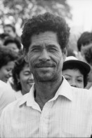 Image of sheet 19840400 photo 15: Der nicaraguanische Kulturminister und Jesuit Ernesto Cardenal, ist auch bekannter Schriftsteller. Daniel Ortega Jaime Wheelock in einer Veranstaltung in Leon Nicaragua 1984
Bäuerinnen und Arbeiterinnen. fest Nonnen auf Balkon beobachten. gruppenbild Kommandanten Gladys Baez.