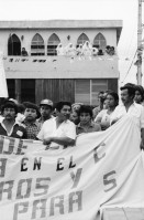 Image of sheet 19840400 photo 25: Veranstaltung in Leon Nicaragua 1984 central america
Bäuerinnen und Arbeiterinnen. fest Nonnen auf Balkon beobachten. Gruppenbild Banner √ nuns protest farmer catolic