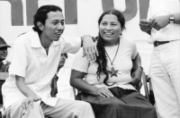 Image of sheet 19840400 photo 27: Der nicaraguanische Kulturminister und Jesuit Ernesto Cardenal, ist auch bekannter Schriftsteller. Daniel Ortega Jaime Wheelock in einer Veranstaltung in Leon Nicaragua 1984
Bäuerinnen und Arbeiterinnen. fest Nonnen auf Balkon beobachten. gruppenbild Kommandanten Gladys Baez.