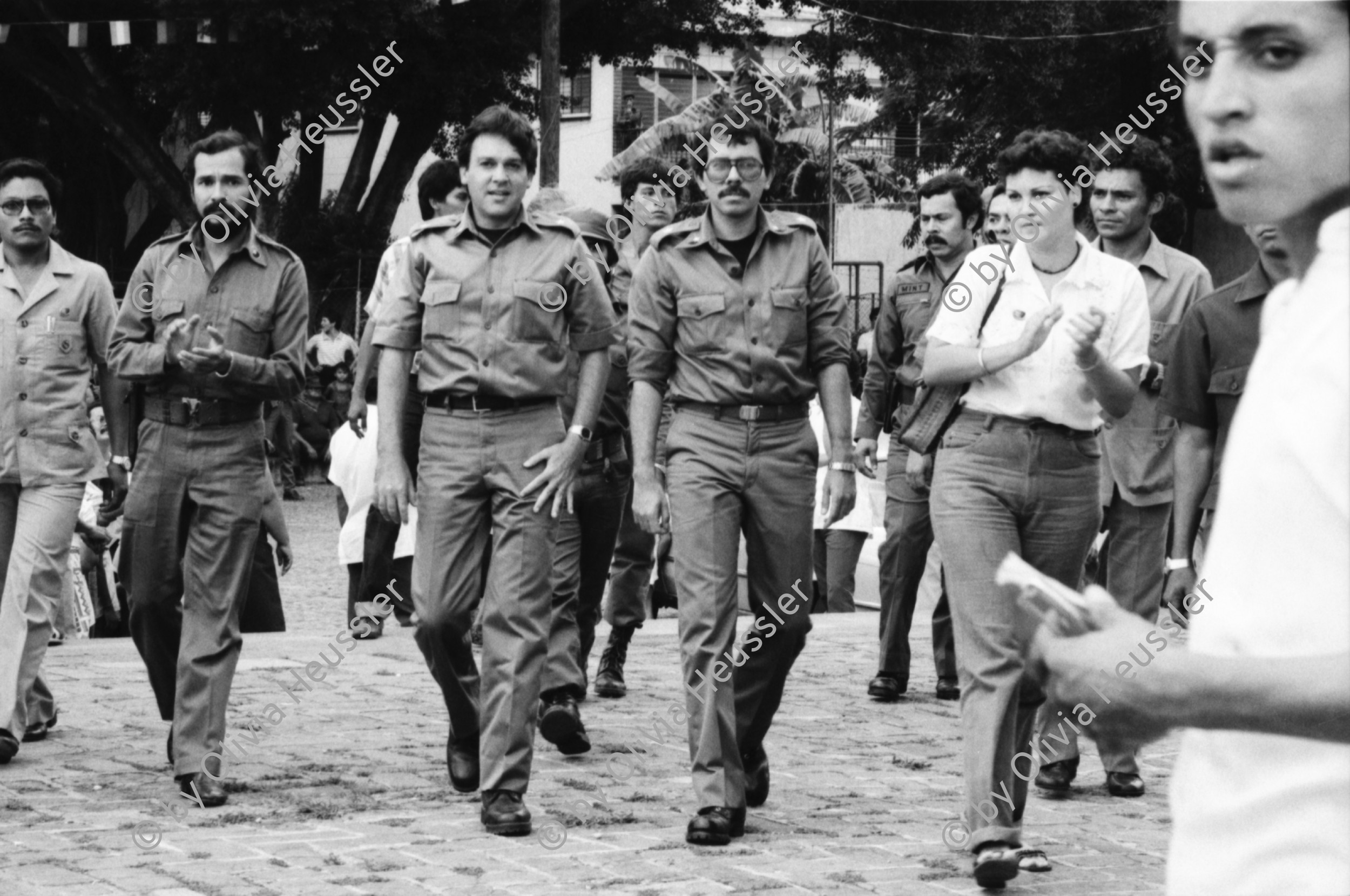 Image of sheet 19840400 photo 28: Der nicaraguanische Kulturminister und Jesuit Ernesto Cardenal, ist auch bekannter Schriftsteller. Daniel Ortega Jaime Wheelock in einer Veranstaltung in Leon Nicaragua 1984
Bäuerinnen und Arbeiterinnen. fest Nonnen auf Balkon beobachten. gruppenbild Kommandanten Gladys Baez.