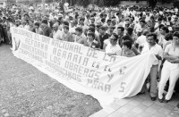 Image of sheet 19840400 photo 5: Der nicaraguanische Kulturminister und Jesuit Ernesto Cardenal, ist auch bekannter Schriftsteller. Daniel Ortega Jaime Wheelock in einer Veranstaltung in Leon Nicaragua 1984
Bäuerinnen und Arbeiterinnen. fest Nonnen auf Balkon beobachten. gruppenbild Kommandanten Gladys Baez.