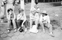 Image of sheet 19840410 photo 26: Viele Nordamerikaner Innen demonstrieren vor ihrer Botschaft. Protest US Amerikaner innen. U.S.A. Portrai Frau mit hut. Die Fahne weht auch stolz über ihr. Peace means stoping US backed Invasion of Nicaragua. Marsch am 19.Juli auf der Carretera Norte, vorbei an den Texnicsa. Wandbild mit Sandino.