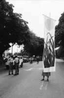 Image of sheet 19840410 photo 28: Viele Nordamerikaner Innen demonstrieren vor ihrer Botschaft. Protest US Amerikaner innen. U.S.A. Portrai Frau mit hut. Die Fahne weht auch stolz über ihr. Peace means stoping US backed Invasion of Nicaragua. Marsch am 19.Juli auf der Carretera Norte, vorbei an den Texnicsa. Wandbild mit Sandino.