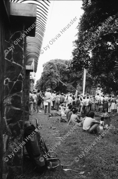 Image of sheet 19840410 photo 29: Viele Nordamerikaner Innen demonstrieren vor ihrer Botschaft. Protest US Amerikaner innen. U.S.A. Portrai Frau mit hut. Die Fahne weht auch stolz über ihr. Peace means stoping US backed Invasion of Nicaragua. Marsch am 19.Juli auf der Carretera Norte, vorbei an den Texnicsa. Wandbild mit Sandino.