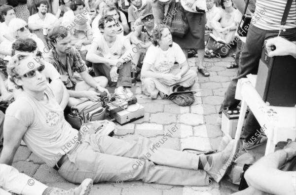 Image of sheet 19840410 photo 31: Viele Nordamerikaner Innen demonstrieren vor ihrer Botschaft. Protest US Amerikaner innen. U.S.A. Portrai Frau mit hut. Die Fahne weht auch stolz über ihr. Peace means stoping US backed Invasion of Nicaragua. Marsch am 19.Juli auf der Carretera Norte, vorbei an den Texnicsa. Wandbild mit Sandino.