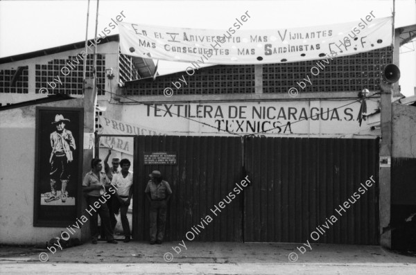 Image of sheet 19840410 photo 43: Viele Nordamerikaner Innen demonstrieren vor ihrer Botschaft. Protest US Amerikaner innen. U.S.A. Portrai Frau mit hut. Die Fahne weht auch stolz über ihr. Peace means stoping US backed Invasion of Nicaragua. Marsch am 19.Juli auf der Carretera Norte, vorbei an den Texnicsa. Wandbild mit Sandino.