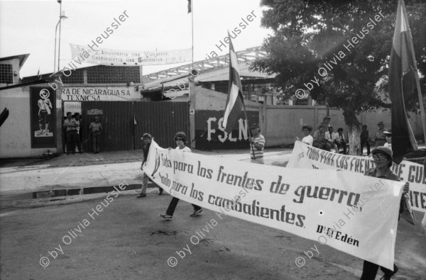 Image of sheet 19840410 photo 46: Viele Nordamerikaner Innen demonstrieren vor ihrer Botschaft. Protest US Amerikaner innen. U.S.A. Portrai Frau mit hut. Die Fahne weht auch stolz über ihr. Peace means stoping US backed Invasion of Nicaragua. Marsch am 19.Juli auf der Carretera Norte, vorbei an den Texnicsa. Wandbild mit Sandino.