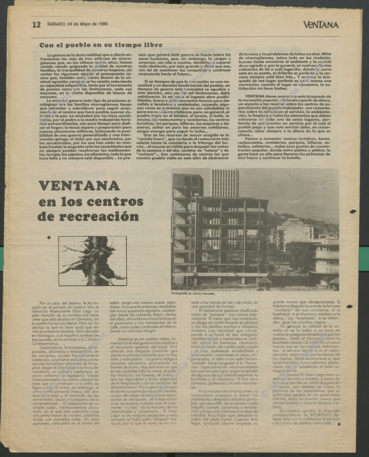 Image of sheet 19840420 photo 9: Todo para los frente de Guerra. Todo para los Combatientes. Am 5. Jahrestag der Revolution festen auch die Fabriken an der Carretera Norte. Fabrikarbeiter. Sicht durch die Ruinen aufs Gebäude der Banco de America. Im Vordergrund Demonstration. Die Fahnen wehen für die Revolution auf dem Platz. Das Nic. Rote Kreuz verteilt den erhitzten Köpfen Trinkwasser. Erdbebenruinen. Managua 1984