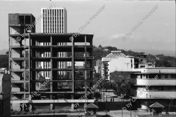 Image of sheet 19840420 photo 9: Sicht durch die Ruinen aufs Gebäude der Banco de America, Erdbebenruinen Managua 1984.