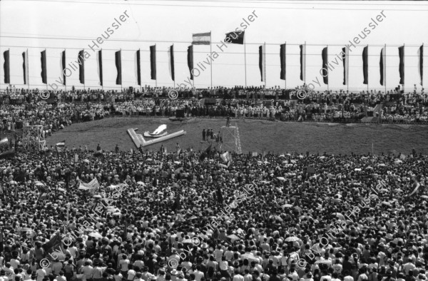 Image of sheet 19840430 photo 10: Tausende feiern den 5. Jahrestag der sandinistischen Revolution. Kommandant der Revolution Daniel Ortega spricht. Fahnen. Soldat trägt Fahne. Handicapierte Invalide Kriegsinvalide Handikap Soldaten in Rollstühlen. Im Hintergrund Fahnen.
Sandinisten Sandinist Managua Nicaragua 1984