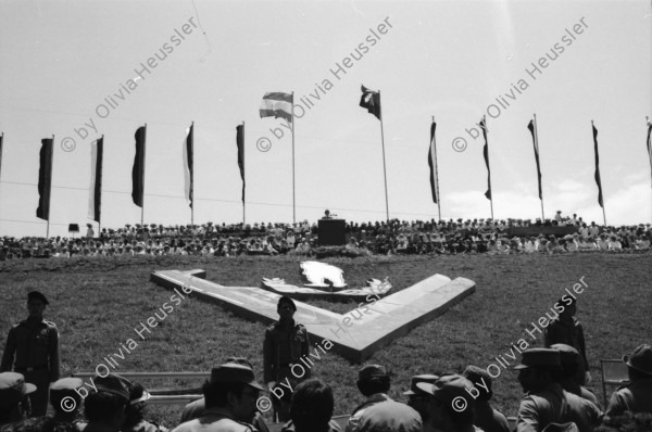 Image of sheet 19840430 photo 14: Tausende feiern den 5. Jahrestag der sandinistischen Revolution. Kommandant der Revolution Daniel Ortega spricht. Fahnen. Soldat trägt Fahne. Handicapierte Invalide Kriegsinvalide Handikap Soldaten in Rollstühlen. Im Hintergrund Fahnen.
Sandinisten Sandinist Managua Nicaragua 1984