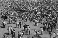 Image of sheet 19840430 photo 2: Tausende feiern den 5. Jahrestag der sandinistischen Revolution. Kommandant der Revolution Daniel Ortega spricht. Fahnen. Soldat trägt Fahne. Handicapierte Invalide Kriegsinvalide Handikap Soldaten in Rollstühlen. Im Hintergrund Fahnen.
Sandinisten Sandinist Managua Nicaragua 1984