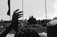 Image of sheet 19840430 photo 21: Tausende feiern den 5. Jahrestag der sandinistischen Revolution. Kommandant der Revolution Daniel Ortega spricht. Fahnen. Soldat trägt Fahne. Handicapierte Invalide Kriegsinvalide Handikap Soldaten in Rollstühlen. Im Hintergrund Fahnen.
Sandinisten Sandinist Managua Nicaragua 1984