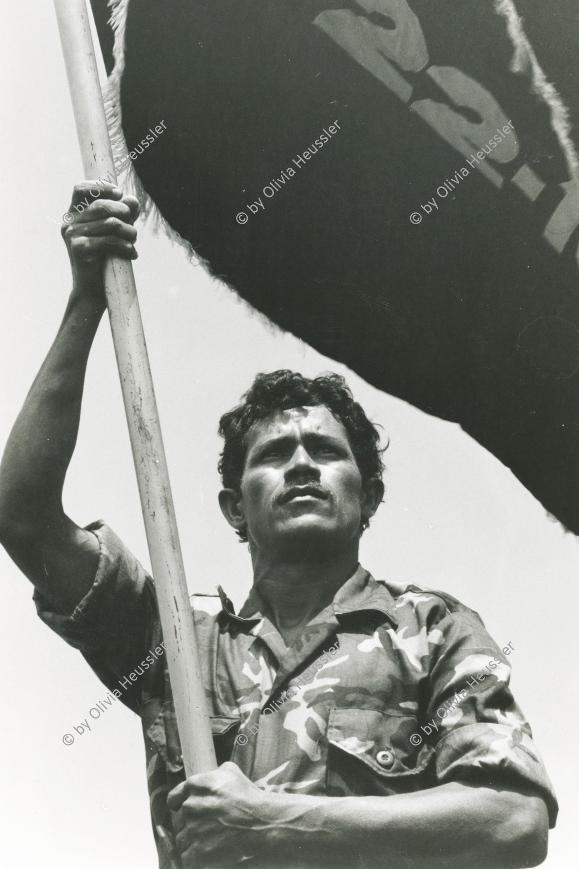 Image of sheet 19840430 photo 32: 5. Jahrestag der sandinistischen Revolution. Soldat trägt Fahne. 

Sandinisten Sandinist Managua Nicaragua 1984 √ America central sandinist soldier 
5th Anniversary of the Sandinista revolution. Soldier carries flag.