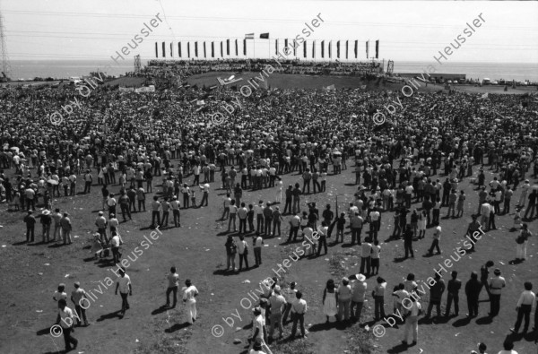 Image of sheet 19840430 photo 5: Tausende feiern den 5. Jahrestag der sandinistischen Revolution. Kommandant der Revolution Daniel Ortega spricht. Fahnen. Soldat trägt Fahne. Handicapierte Invalide Kriegsinvalide Handikap Soldaten in Rollstühlen. Im Hintergrund Fahnen.
Sandinisten Sandinist Managua Nicaragua 1984