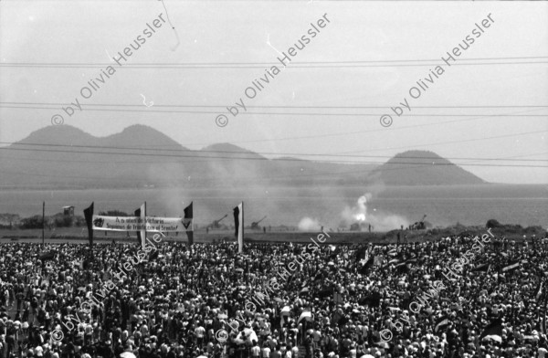 Image of sheet 19840430 photo 8: Tausende feiern den 5. Jahrestag der sandinistischen Revolution. Kommandant der Revolution Daniel Ortega spricht. Fahnen. Soldat trägt Fahne. Handicapierte Invalide Kriegsinvalide Handikap Soldaten in Rollstühlen. Im Hintergrund Fahnen.
Sandinisten Sandinist Managua Nicaragua 1984