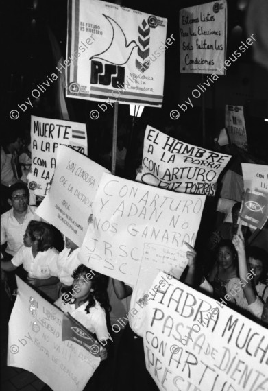 Image of sheet 19840440 photo 4: Ein Jongleur und ZuschauerInnen Plakat 'Somos la Esperanza de America'. Wir sind die Hoffnung Amerika's. Panzer. Oscar Cantarero Ortegas Hoffotograf Fotograf mit Strohhut. Gruppenbild Demonstration für den zurückkehrenden Arturo Cruz im Flughafen von Managua. Helikopter. Essstand mit Schweinefettstücken. Managua 1984