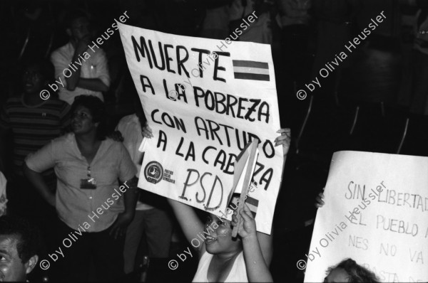 Image of sheet 19840440 photo 45: Ein Jongleur und ZuschauerInnen Plakat 'Somos la Esperanza de America'. Wir sind die Hoffnung Amerika's. Panzer. Oscar Cantarero Ortegas Hoffotograf Fotograf mit Strohhut. Gruppenbild Demonstration für den zurückkehrenden Arturo Cruz im Flughafen von Managua. Helikopter. Essstand mit Schweinefettstücken. Managua 1984