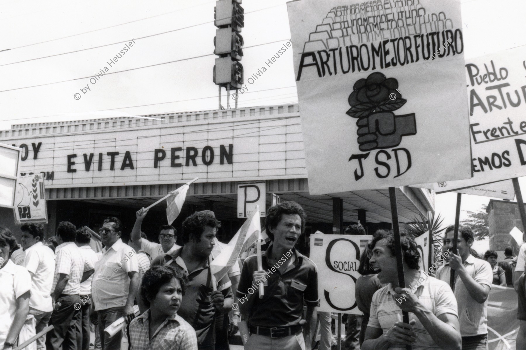 Image of sheet 19840450 photo 18: Evita Peron läuft im Kino. Demonstration für Arturo Cruz. Antisandinistische Demonstration. PSC. Fisch Vor den Wahlen. Wahllokal Menschen stehen an. Menschen Schlange. Managua Nicaragua America central 1984 america central anti sandinist rally political √ protest cinema film