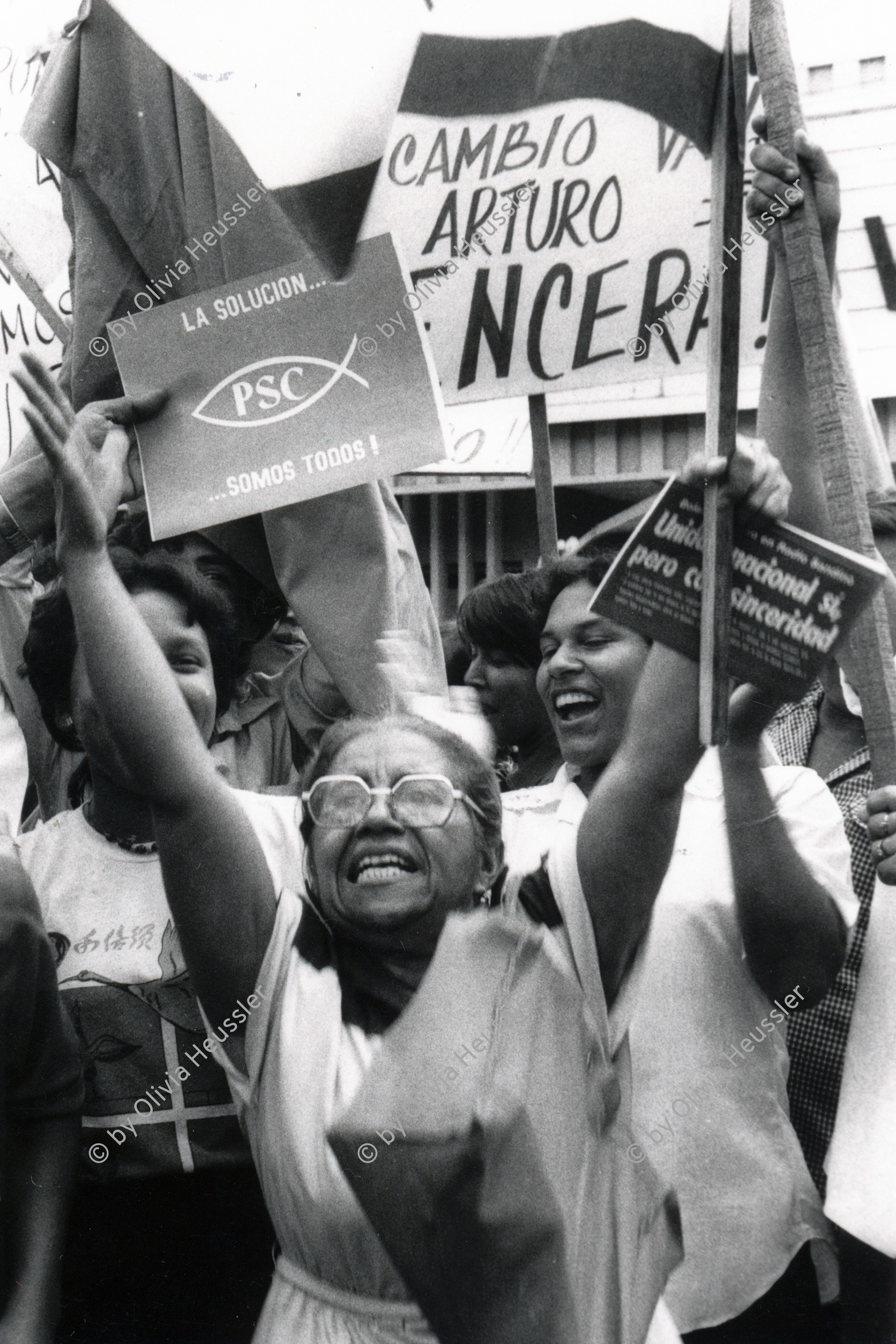 Image of sheet 19840450 photo 22: Demonstration für Arturo Cruz. Antisandinistische Demonstration. PSC  Fish Vor den Wahlen. Wahllokal Menschen stehen an. Menschen . Managua Nicaragua 1984 √ america central rally political 
woman women protest anti sandinist