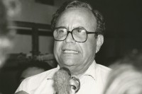 Image of sheet 19840450 photo 3: Portrait Arturo Cruz im Kino Cine Cabrera.
-Kandidat des Konservativen Oppositionsblocks der coordinadora democrata Arturo Cruz nach seiner Rückkehr aus den U.S.A. Managua Nicaragua 1984 √
Arturo José Cruz Porras (born December 18, 1923), sometimes called Arturo Cruz, Sr. to distinguish him from his son, is a Nicaraguan banker and technocrat. He became prominent in politics during the Sandinista (FSLN) era. After repeatedly resigning from positions in protest, opinion divided between those who lauded him as a statesman and man of principle, and those who derided him as an ineffectual hand-wringer

Arturo José Cruz Porras (n. el 18 de diciembre de 1923 en Jinotepe, Departamento de Carazo, Nicaragua) llamado a veces Arturo Cruz padre para distinguirlo de su hijo Arturo Cruz Sequeira, es un banquero y tecnócrata nicaragüense. Fue prominente en política durante la era del gobierno del Frente Sandinista de Liberación Nacional (FSLN), Presidente del Banco Central de Nicaragua (BCN) en 1979 y miembro de la Junta de Gobierno de Reconstrucción Nacional (JGRN) en los años 1980 y 1981.