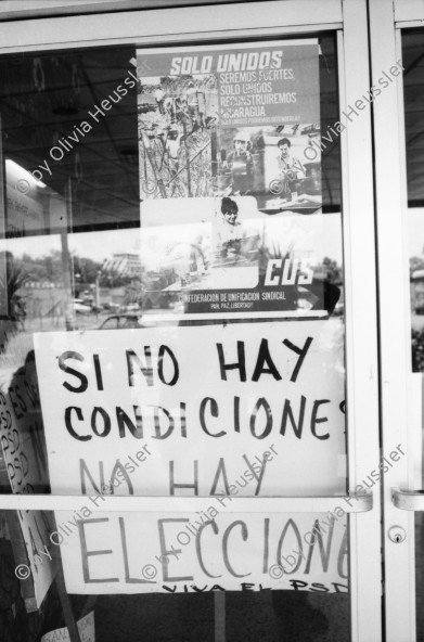 Image of sheet 19840450 photo 37: Portrait Arturo Cruz im Kino Cine Cabrera.
-Kandidat des Konservativen Oppositionsblocks der coordinadora democrata Arturo Cruz nach seiner Rückkehr aus den U.S.A. Managua Nicaragua 1984 √
Arturo José Cruz Porras (born December 18, 1923), sometimes called Arturo Cruz, Sr. to distinguish him from his son, is a Nicaraguan banker and technocrat. He became prominent in politics during the Sandinista (FSLN) era. After repeatedly resigning from positions in protest, opinion divided between those who lauded him as a statesman and man of principle, and those who derided him as an ineffectual hand-wringer

Arturo José Cruz Porras (n. el 18 de diciembre de 1923 en Jinotepe, Departamento de Carazo, Nicaragua) llamado a veces Arturo Cruz padre para distinguirlo de su hijo Arturo Cruz Sequeira, es un banquero y tecnócrata nicaragüense. Fue prominente en política durante la era del gobierno del Frente Sandinista de Liberación Nacional (FSLN), Presidente del Banco Central de Nicaragua (BCN) en 1979 y miembro de la Junta de Gobierno de Reconstrucción Nacional (JGRN) en los años 1980 y 1981.