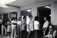 Image of sheet 19840460 photo 32: Wahllokal Schlange stehende Menschen vor Büro zur Einschreibung für die Wahlen vom November. Managua Nicaragua 1984 √ first democratical election local men and women democrats FSLN central america

People standing in queue in front of a polling station office for enrollment for the November elections.