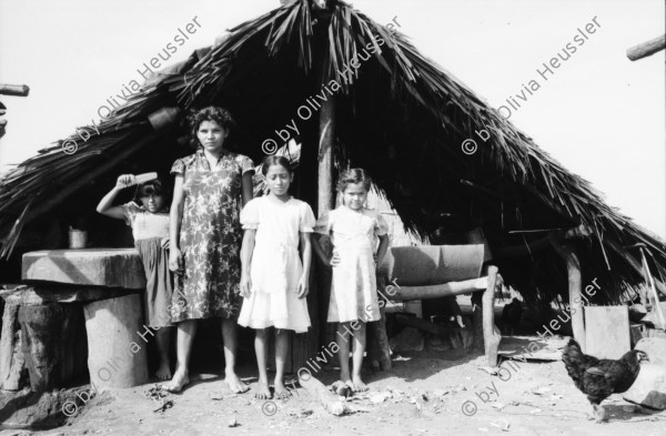 Image of sheet 19840480 photo 12: Mutter und Töchter vor Hütte. Gruppenbild