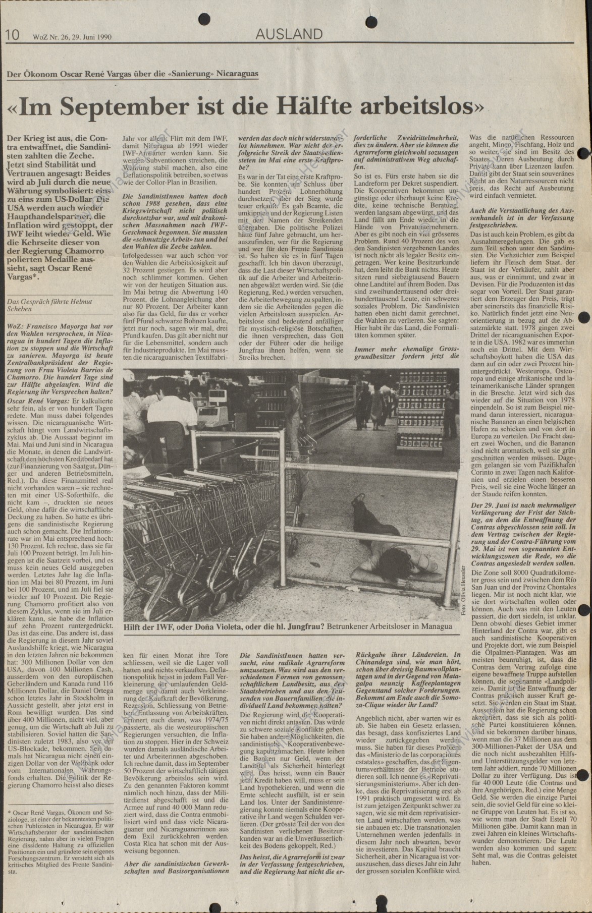 Image of sheet 19840480 photo 19: Betrunkener Mann liegt im Supermarkt 'La Colonia' in Managua Plaza Espana.
In El Viejo (?) wurde die Kartoffel-Kooperative von der Contra zerstört. Mutter und Töchter vor Hütte. Gruppenbild Wellblechdach ist zerstört. Kartoffeln liegen herum. Jan Schmeitz gibt ein Komentar vor der Kamera fürs holländische TV Fernsehen. Holland finanzierte Miraflores UPE Taiacara am 13.7. 1984 16 Mio Crdbs Schaden durch Contraangriff  27km von Esteli entfernt. Zwei Schweine liegen neben der Zerstörung. Olivia beim vorbereiten der Videokamera. einer Ikegami Nicaragua 1984