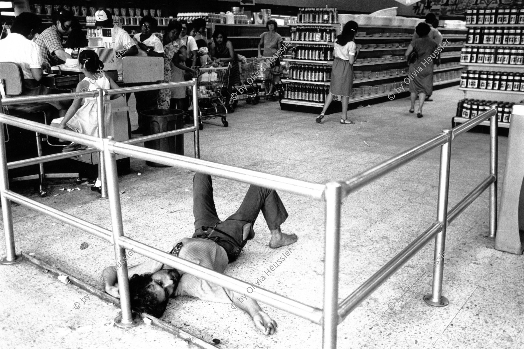 Image of sheet 19840480 photo 21: Ein arbeitsloser Desperado hält im Supermarkt «La Colonia» Plaza España, seine Siesta. Er schläft am Boden. Managua Nicaragua 1984 √ Schlafender Super markt market Einkaufszentrum Shop
Unemployed desperado sleeps in supermarket 'La Coloñia'. super mercado mann schläft man sleeping