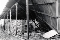 Image of sheet 19840480 photo 5: In El Viejo Miraflores wurde die Kartoffel-Kooperative von Contra rebellen angegriffen und  zerstört. Taiacara am 13.7. 1984 16 Mio Crdbs Schaden durch Contraangriff 27 km von Esteli entfernt. Nicaragua 1984 √ America central
creates harasse boxes roof 
El Viejo, in Miraflores was the potato cooperative and attacked and destroyed by Contra rebels 
attack Anti sandinista