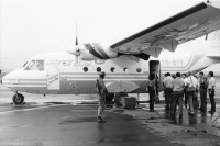 Image of sheet 19840490 photo 11: Campesinos auf dem Weg von Oro Verde nach Esteli. Sandinist. Soldat mit seinem Kind. Knaben spielen in einem Loch. Nora Astorga im Hotel Interconti. Im  Flugzeug nach Bluefields an die Atlantikküste. Sicht auf Rio Rama und Dschungel. Soldaten auf Jeep. Pick up Filmer. 1984 Bluefields Nicaragua