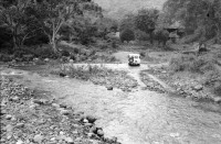 Image of sheet 19840490 photo 21: Campesinos auf dem Weg von Oro Verde nach Esteli. Sandinist. Soldat mit seinem Kind. Knaben spielen in einem Loch. Nora Astorga im Hotel Interconti. Im  Flugzeug nach Bluefields an die Atlantikküste. Sicht auf Rio Rama und Dschungel. Soldaten auf Jeep. Pick up Filmer. 1984 Bluefields Nicaragua