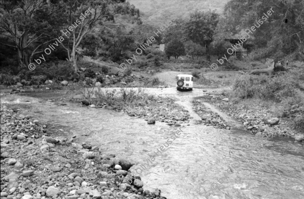 Image of sheet 19840490 photo 21: Campesinos auf dem Weg von Oro Verde nach Esteli. Sandinist. Soldat mit seinem Kind. Knaben spielen in einem Loch. Nora Astorga im Hotel Interconti. Im  Flugzeug nach Bluefields an die Atlantikküste. Sicht auf Rio Rama und Dschungel. Soldaten auf Jeep. Pick up Filmer. 1984 Bluefields Nicaragua