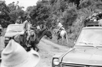 Image of sheet 19840490 photo 29: Campesinos auf dem Weg von Oro Verde nach Esteli.  auf Jeep. Pick up Filmer. 1984  Nicaragua