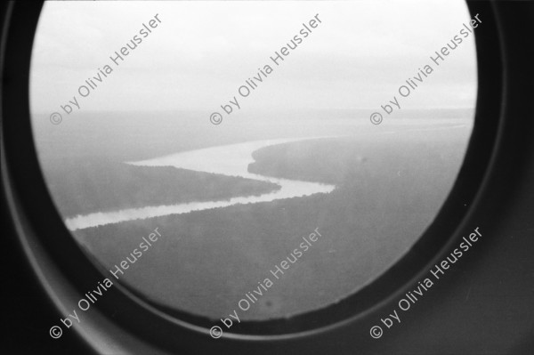 Image of sheet 19840490 photo 7: Campesinos auf dem Weg von Oro Verde nach Esteli. Sandinist. Soldat mit seinem Kind. Knaben spielen in einem Loch. Nora Astorga im Hotel Interconti. Im  Flugzeug nach Bluefields an die Atlantikküste. Sicht auf Rio Rama und Dschungel. Soldaten auf Jeep. Pick up Filmer. 1984 Bluefields Nicaragua