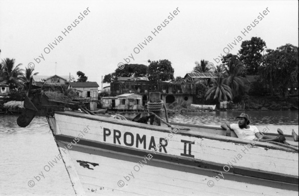 Image of sheet 19840500 photo 2: Majorettes treten für Daniel Ortega auf. Kindergruppe. Kirche von Bluefields. Esso Tankstelle. kleine Fischerboote im Hafen von B-. Palmen. Kinder vor Wandmalerei. Mascotta. kleines Mädchen als Kindersoldat verkleidet. S.M.P. Servicio Militar Patriotico. Tafel des P.L.I. in Managua. Partido Liberal Independiente. Atlantikküste RAAS 1984