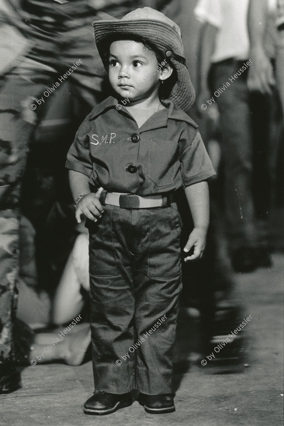 Image of sheet 19840500 photo 28: kleines Mädchen als Kindersoldat verkleidet. Atlantikküste RAAS 1984 Nicaragua Atlantic coast soldier baby child girl kid war army mascota sandinist FSLN √
little girl dressed up as a child soldier