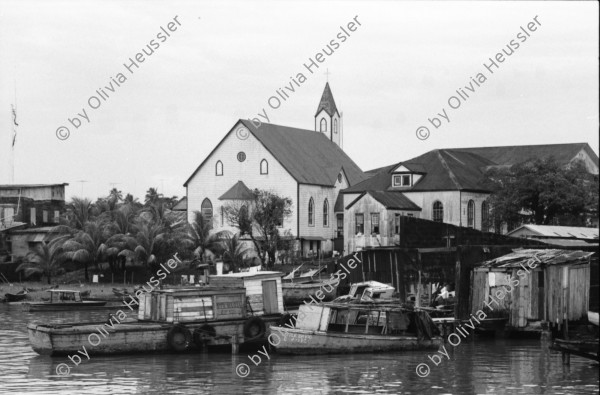 Image of sheet 19840500 photo 3: Majorettes treten für Daniel Ortega auf. Kindergruppe. Kirche von Bluefields. Esso Tankstelle. kleine Fischerboote im Hafen von B-. Palmen. Kinder vor Wandmalerei. Mascotta. kleines Mädchen als Kindersoldat verkleidet. S.M.P. Servicio Militar Patriotico. Tafel des P.L.I. in Managua. Partido Liberal Independiente. Atlantikküste RAAS 1984