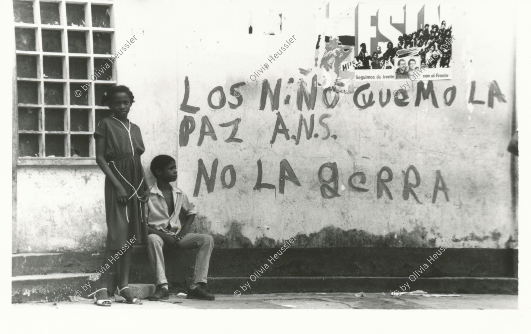 Image of sheet 19840500 photo 37: Atlantikküste RAAS Bluefields 1984 Nicaragua America central 
Los niño que mo la paz A.N.S.
No la Gerra (guerra) FSLN Graffiti √ street boy and girl